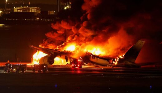 日本航空機、羽田空港に着陸後に炎上
