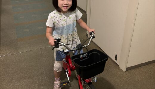 娘、自転車の練習中